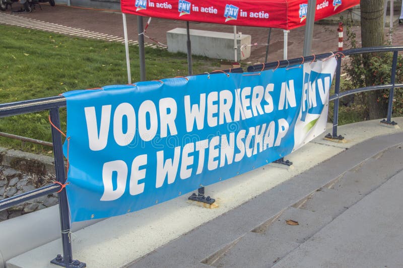 Propagandas de FNV em Amsterdão o 2018 holandês foto de stock royalty free Propagandas de FNV em Amsterdão o 2018 holandês foto de stock royalty free