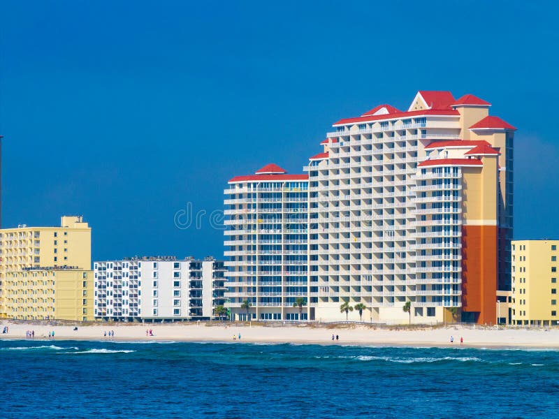 Propiedades horizontales y hoteles en el Golfo de México en la playa anaranjada, Alabama imagen de archivo libre de regalías Propiedades horizontales y hoteles en el Golfo de México en la playa anaranjada, Alabama imagen de archivo libre de regalías