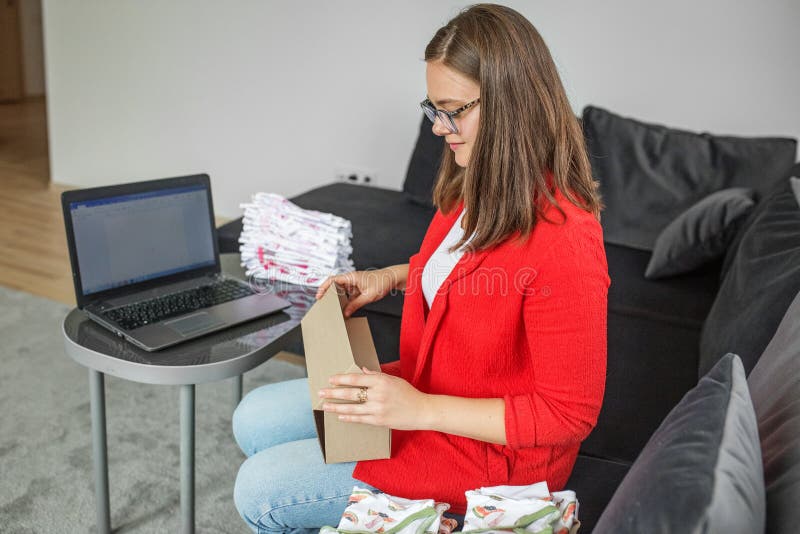 Propietaria Femenina De Una Tienda De Ropa Bebé Independiente En Negocio Digital. Lugar De Trabajo Imagen de archivo - Imagen de propietario, ordenador: 256468487