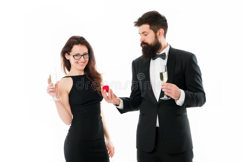 Proposition de mariage l'homme barbu dans le smoking fait la proposition à la femme sexy les couples dans l'amour célèbrent l'eng photographie stock libre de droits Proposition de mariage l'homme barbu dans le smoking fait la proposition à la femme sexy les couples dans l'amour célèbrent l'eng photographie stock libre de droits