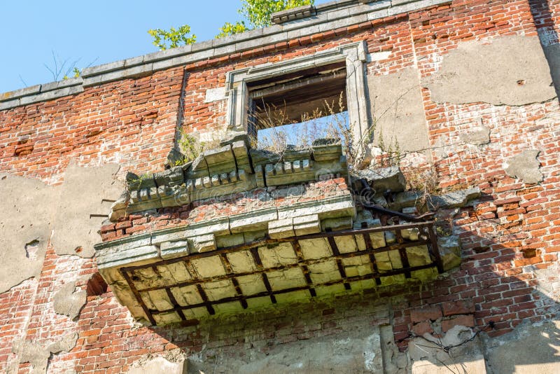 Propriedade de Petrovskoe-Alabino - as ruínas de uma fazenda abandonada no fim do século XVIII imagens de stock Propriedade de Petrovskoe-Alabino - as ruínas de uma fazenda abandonada no fim do século XVIII imagens de stock