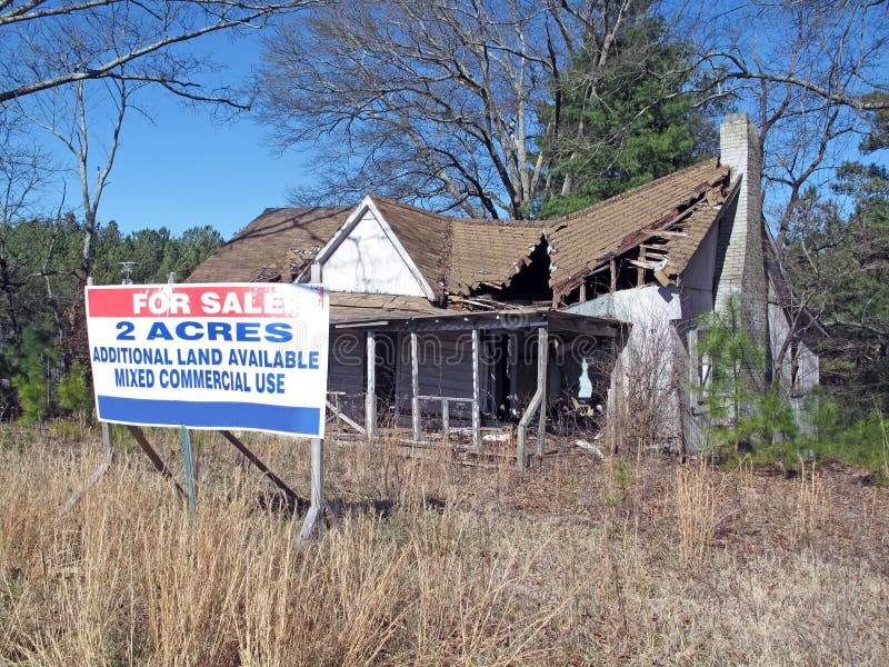 Propriedade à Venda com Placa imagens de stock royalty free