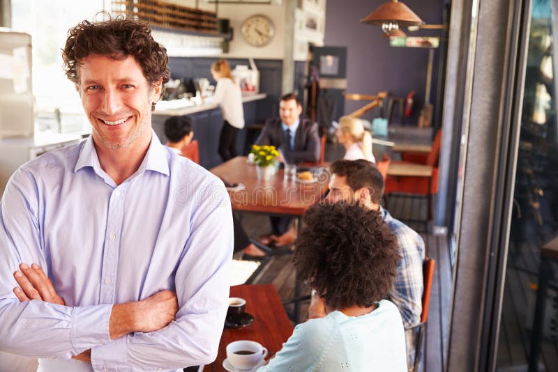 Proprietário de restaurante masculino, retrato com os braços cruzados fotos de stock Proprietário de restaurante masculino, retrato com os braços cruzados fotos de stock