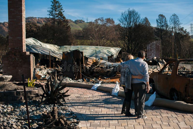 Proprietários, verificando a casa e a jarda queimadas e arruinadas após o fogo imagens de stock Proprietários, verificando a casa e a jarda queimadas e arruinadas após o fogo imagens de stock