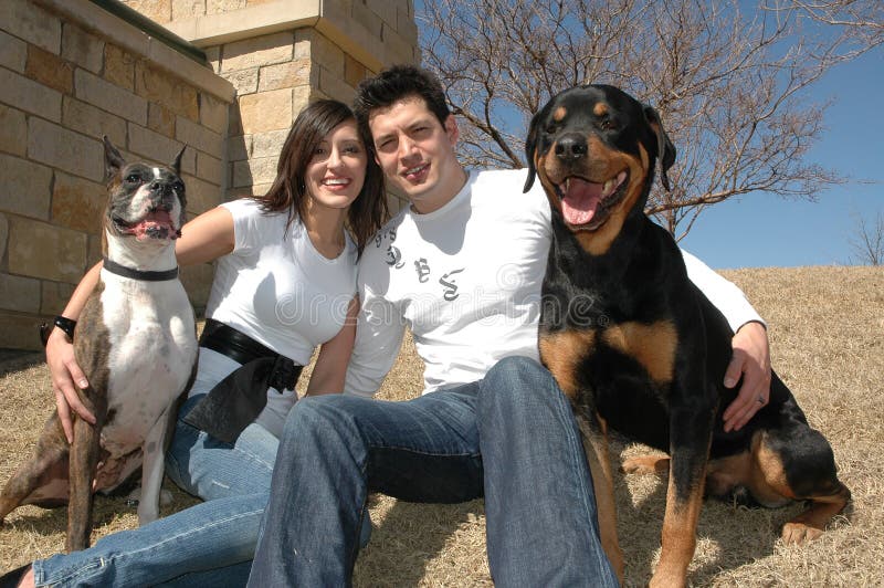 Propriétaires heureux d'animal familier image libre de droits Propriétaires heureux d'animal familier image libre de droits