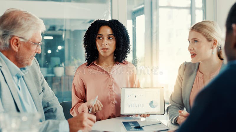 Propunere pentru femeie de afaceri și ecran de tabletă cu grafic în statisticile sau planificarea investiției pentru întâlniri. An royalty free stock images