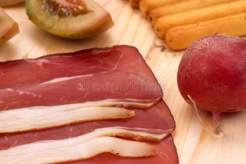 Prosciutto affumicato immagine stock. Immagine di pomodori 16956915