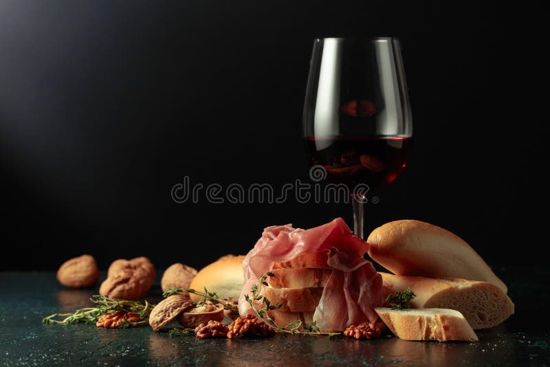 Prosciutto Con Nueces De Baguette De Vino Tinto Y Tomillo Imagen de