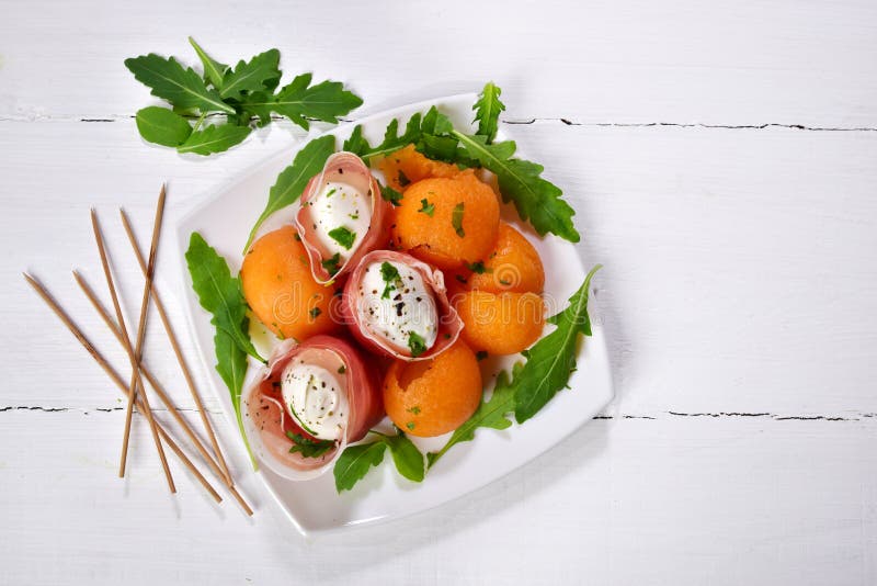Prosciutto Dell'aperitivo E Mozzarella Del Melone Immagine Stock
