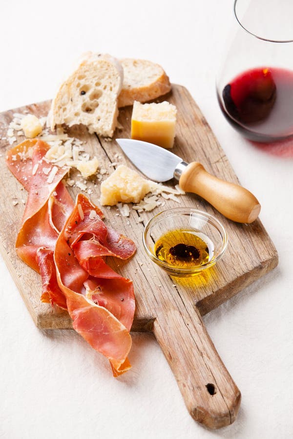 Prosciutto Di Parma, Vino, Ciabatta, Parmigiano E Olio D'oliva