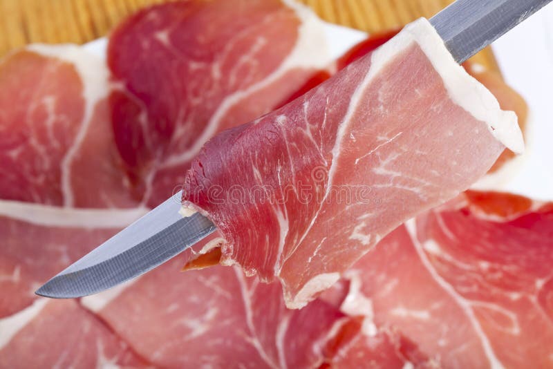 Prosciutto di taglio immagine stock. Immagine di rosso 21924163