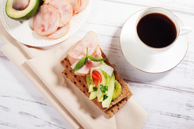 Prosciutto elegante secco di dieta del pomodoro dell'avocado di pesto della salsa del panino del pane immagine stock Prosciutto elegante secco di dieta del pomodoro dell'avocado di pesto della salsa del panino del pane immagine stock