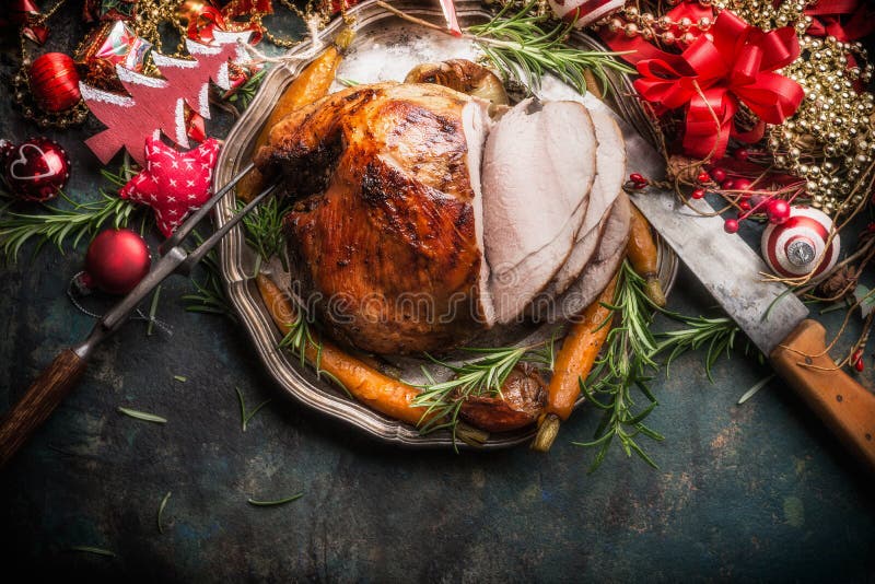 Prosciutto lustrato arrostito affettato tradizionale di Natale con la decorazione festiva di festa su fondo rustico scuro, vista fotografia stock libera da diritti Prosciutto lustrato arrostito affettato tradizionale di Natale con la decorazione festiva di festa su fondo rustico scuro, vista fotografia stock libera da diritti