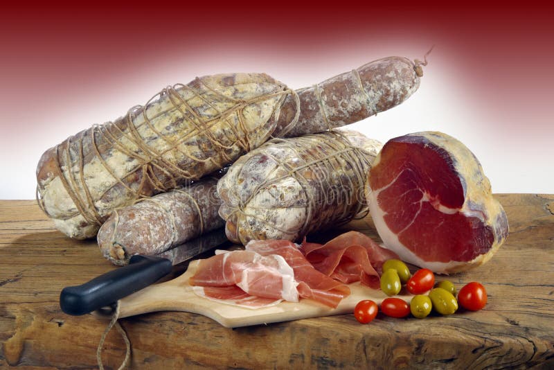 Prosciutto, salumi, con olive e pomodorini