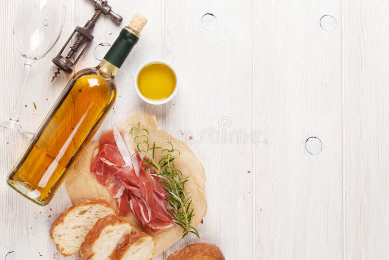 Prosciutto, vin, ciabatta, parmesan et huile d'olive image stock Prosciutto, vin, ciabatta, parmesan et huile d'olive image stock