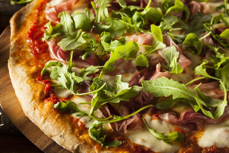 Prosciutto και πίτσα Arugula στοκ εικόνα με δικαίωμα ελεύθερης χρήσης Prosciutto και πίτσα Arugula στοκ εικόνα με δικαίωμα ελεύθερης χρήσης