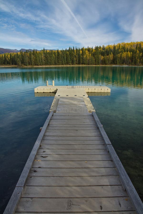 Prospettiva del bacino galleggiante al parco provinciale del lago Boya, BC
