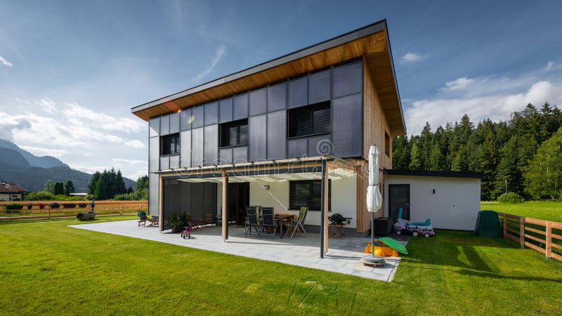 Prospettiva della casa solare del sole di energia del sole con i pannelli sulla parte anteriore fotografia stock libera da diritti Prospettiva della casa solare del sole di energia del sole con i pannelli sulla parte anteriore fotografia stock libera da diritti