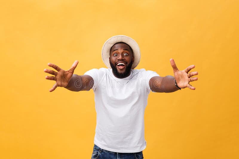 Prossimo nelle mie armi Ritratto dell'uomo afroamericano bello amichevole e felice allegro con la barba ed il breve taglio di cap immagini stock libere da diritti Prossimo nelle mie armi Ritratto dell'uomo afroamericano bello amichevole e felice allegro con la barba ed il breve taglio di cap immagini stock libere da diritti