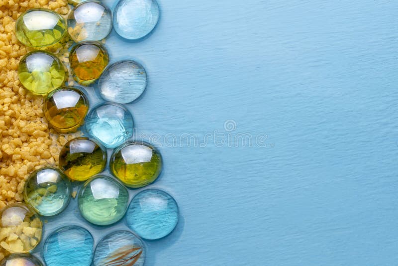 Prostacki piasek z przejrzystymi kamieniami na tle błękita jasnego woda poj?cia t?a ramy piasek seashells lato imitacja plaża fotografia stock Prostacki piasek z przejrzystymi kamieniami na tle błękita jasnego woda poj?cia t?a ramy piasek seashells lato imitacja plaża fotografia stock