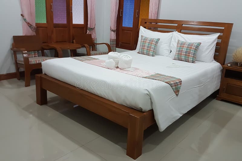 Proste wewnętrzne łóżko z drewnianym kiepskim w kurorcie