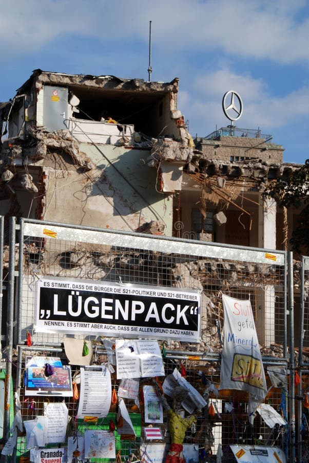 Prostest tegen Stuttgart 21 op omheining stock fotografie Prostest tegen Stuttgart 21 op omheining stock fotografie