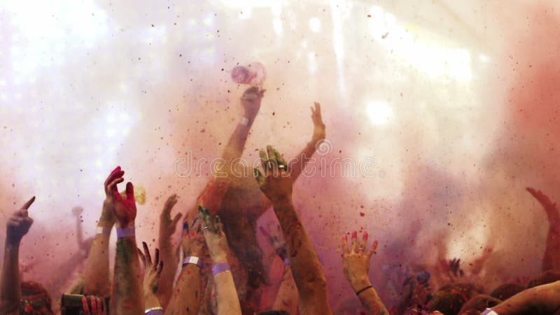 Proszek rzuca przy holi colour festiwalem w zwolnionym tempie