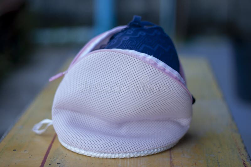 Protección de los bolsos del lavadero para que ropa interior se lave fotos de archivo Protección de los bolsos del lavadero para que ropa interior se lave fotos de archivo