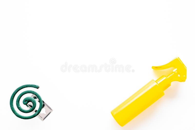 Protecteurs de moustique Personne et pour l'espace ouvert La spirale verte et le jet sur la vue supérieure de fond blanc copient photos stock Protecteurs de moustique Personne et pour l'espace ouvert La spirale verte et le jet sur la vue supérieure de fond blanc copient photos stock