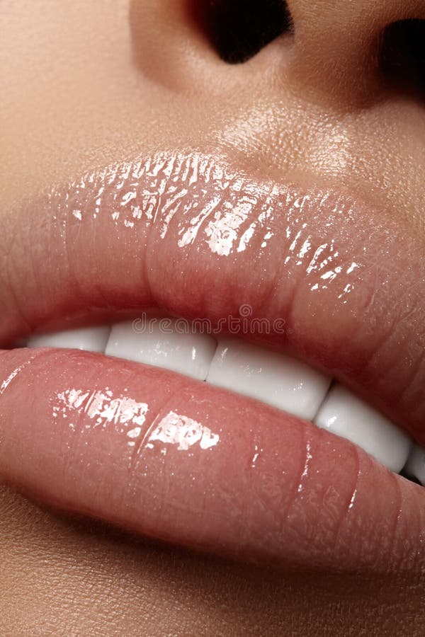 Protector labial hidratante, lápiz labial Primer del labios mojados atractivos hermosos Labios llenos con maquillaje del lustre I fotos de archivo libres de regalías Protector labial hidratante, lápiz labial Primer del labios mojados atractivos hermosos Labios llenos con maquillaje del lustre I fotos de archivo libres de regalías