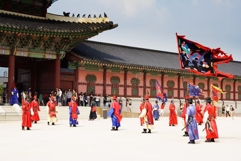 Protectores del palacio del emperador en Seul. El Sur Corea imágenes de archivo libres de regalías Protectores del palacio del emperador en Seul. El Sur Corea imágenes de archivo libres de regalías