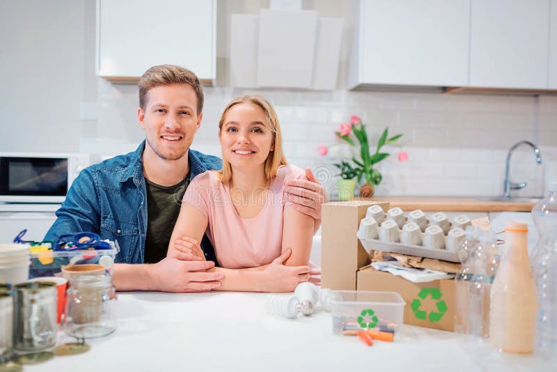 Proteja el ambiente Familia joven enterada lista para reciclar la e-basura, papel, vidrio, metal, plástico en casa mientras que imagen de archivo Proteja el ambiente Familia joven enterada lista para reciclar la e-basura, papel, vidrio, metal, plástico en casa mientras que imagen de archivo