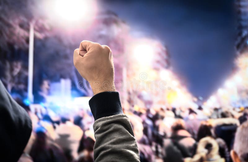 Protest, Aufstieg, marschieren oder Streik in der Stadtstraße Menge des Leutemarschierens Protestfaust des mit Kapuze Mannes in d lizenzfreie stockbilder Protest, Aufstieg, marschieren oder Streik in der Stadtstraße Menge des Leutemarschierens Protestfaust des mit Kapuze Mannes in d lizenzfreie stockbilder