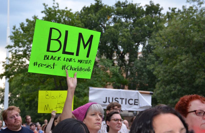 Protesta Di Charlottesville in Ann Arbor Segno Di BLM Fotografia