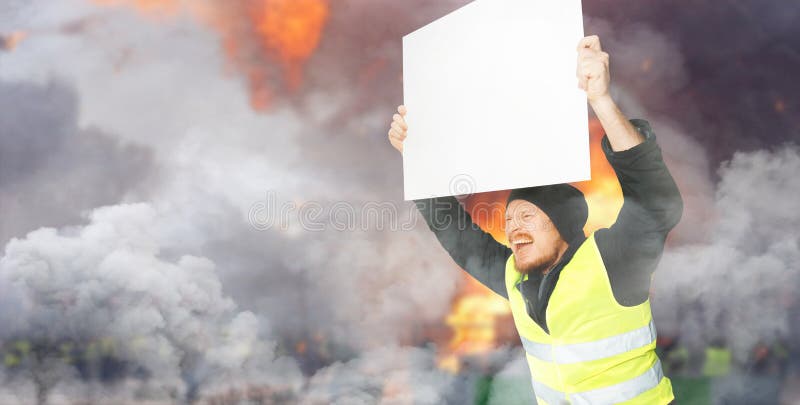 Protesta koloru żółtego kamizelki Młody człowiek trzyma plakat na ulicie Pojęcie rewolucja i protest walka dla równych dóbr obrazy stock