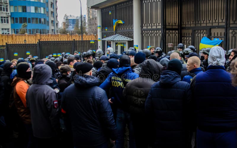 Protestas de patriotas ucranianos cerca del consulado general de la Federación Rusa en Odessa contra la agresión de Rusia imagen de archivo Protestas de patriotas ucranianos cerca del consulado general de la Federación Rusa en Odessa contra la agresión de Rusia imagen de archivo