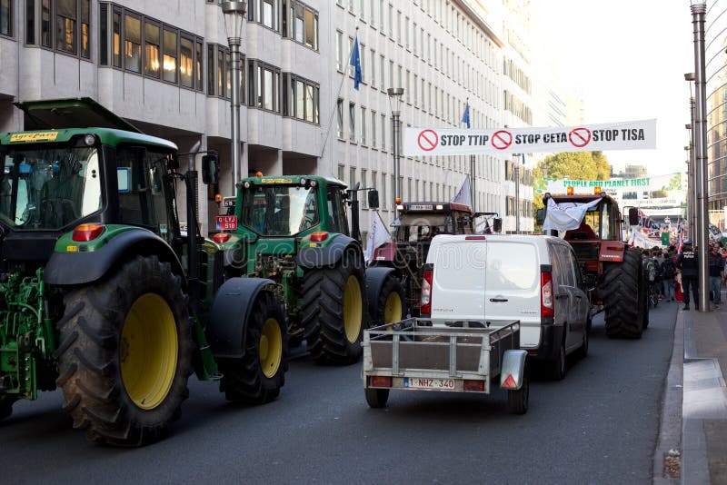 Proteste contra los acuerdos comerciales TTIP y CETA en Bruselas el 20 de septiembre de 2016 en Bruselas fotografía de archivo Proteste contra los acuerdos comerciales TTIP y CETA en Bruselas el 20 de septiembre de 2016 en Bruselas fotografía de archivo
