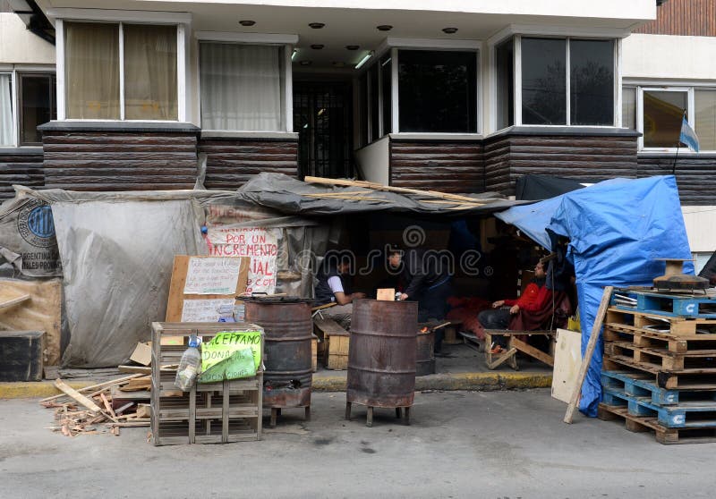 Proteste la acción de empleados del estado en Ushuaia - la ciudad más situada más al sur del mundo imagenes de archivo Proteste la acción de empleados del estado en Ushuaia - la ciudad más situada más al sur del mundo imagenes de archivo