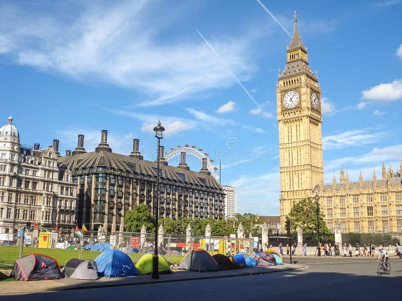 Protesten en verdedigershoogte op tenten bij het Parlement Vierkant, Lon stock fotografie Protesten en verdedigershoogte op tenten bij het Parlement Vierkant, Lon stock fotografie