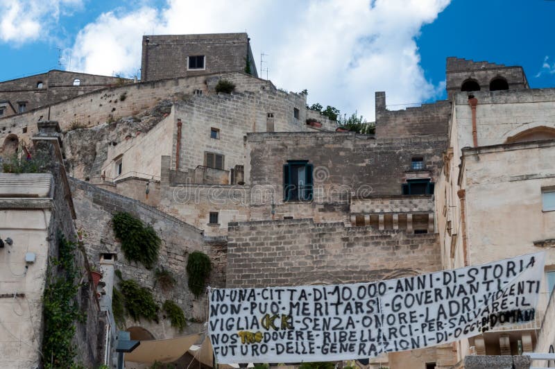 Protestez la bannière contre le gouvernement dans la ville antique de Matera photo libre de droits Protestez la bannière contre le gouvernement dans la ville antique de Matera photo libre de droits