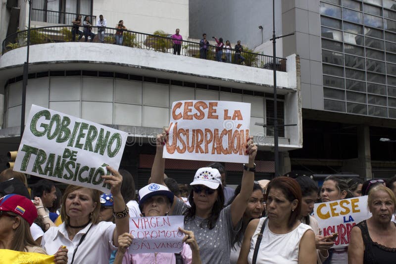Protestierender gegen Nicolas Maduro-Diktaturmarsch zur Unterstützung Guaido lizenzfreie stockfotos Protestierender gegen Nicolas Maduro-Diktaturmarsch zur Unterstützung Guaido lizenzfreie stockfotos