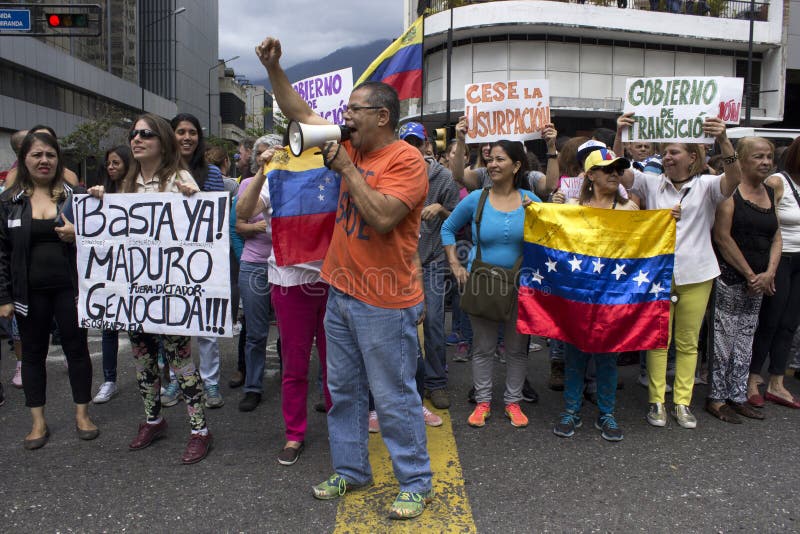 Protestierender gegen Nicolas Maduro-Diktaturmarsch zur Unterstützung Guaido stockfotos Protestierender gegen Nicolas Maduro-Diktaturmarsch zur Unterstützung Guaido stockfotos
