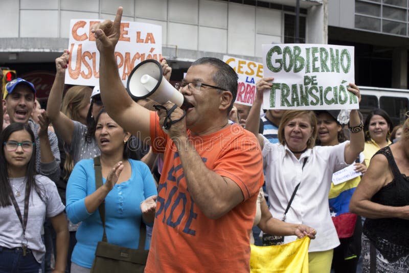 Protestierender gegen Nicolas Maduro-Diktaturmarsch zur Unterstützung Guaido lizenzfreie stockfotografie Protestierender gegen Nicolas Maduro-Diktaturmarsch zur Unterstützung Guaido lizenzfreie stockfotografie