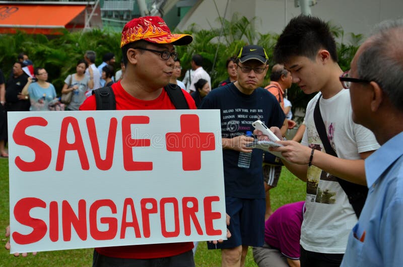 Protestierender mit Plakat an der Maifeiertagssammlung Singapur stockfotos Protestierender mit Plakat an der Maifeiertagssammlung Singapur stockfotos