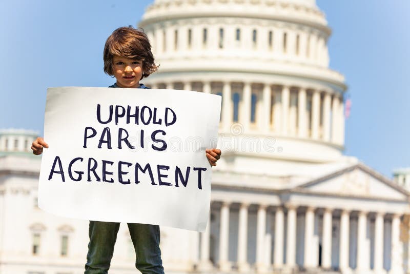 Protestierenderholdingzeichen unterstützen Paris-Vereinbarung in den Händen
