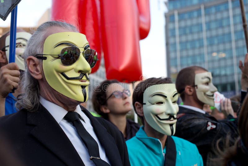 Protestors, die Guy Fawkes-maskes während der Äusserung gegen die Handelsabkommen TTIP und CETA in Brüssel tragen stockfoto Protestors, die Guy Fawkes-maskes während der Äusserung gegen die Handelsabkommen TTIP und CETA in Brüssel tragen stockfoto
