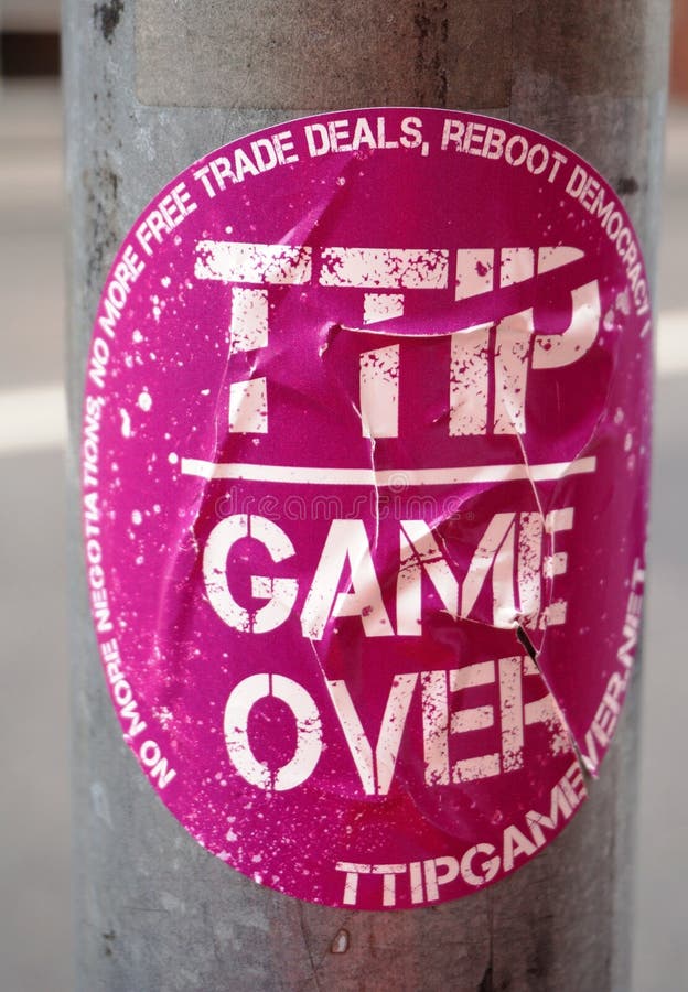Proteststicker tegen het Transatlantische Handel en Investeringsvennootschap (TTIP) royalty-vrije stock fotografie Proteststicker tegen het Transatlantische Handel en Investeringsvennootschap (TTIP) royalty-vrije stock fotografie
