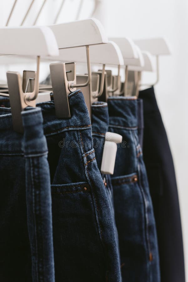 Protettivo fissi i jeans nel deposito fotografia stock libera da diritti Protettivo fissi i jeans nel deposito fotografia stock libera da diritti