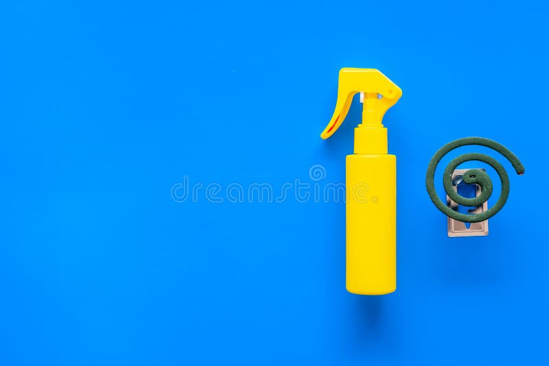 Protettori della zanzara Individuo e per spazio aperto La spirale verde e lo spruzzo sulla vista superiore del fondo blu copiano fotografia stock Protettori della zanzara Individuo e per spazio aperto La spirale verde e lo spruzzo sulla vista superiore del fondo blu copiano fotografia stock
