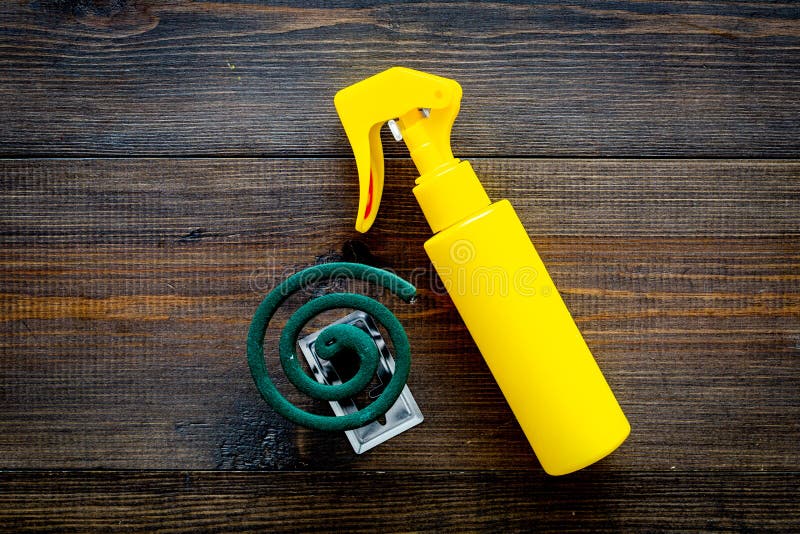 Protettori della zanzara Individuo e per spazio aperto La spirale verde e lo spruzzo sulla vista superiore del fondo di legno scu fotografie stock Protettori della zanzara Individuo e per spazio aperto La spirale verde e lo spruzzo sulla vista superiore del fondo di legno scu fotografie stock